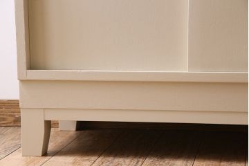 アンティーク家具　アンティークペイント　脚付き!モールガラス引き戸の食器棚