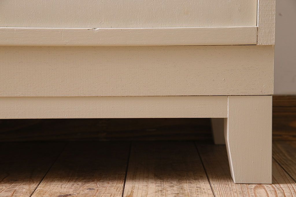 アンティーク家具　アンティークペイント　脚付き!モールガラス引き戸の食器棚