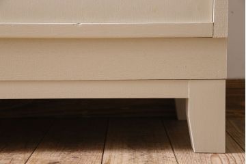 アンティーク家具　アンティークペイント　脚付き!モールガラス引き戸の食器棚