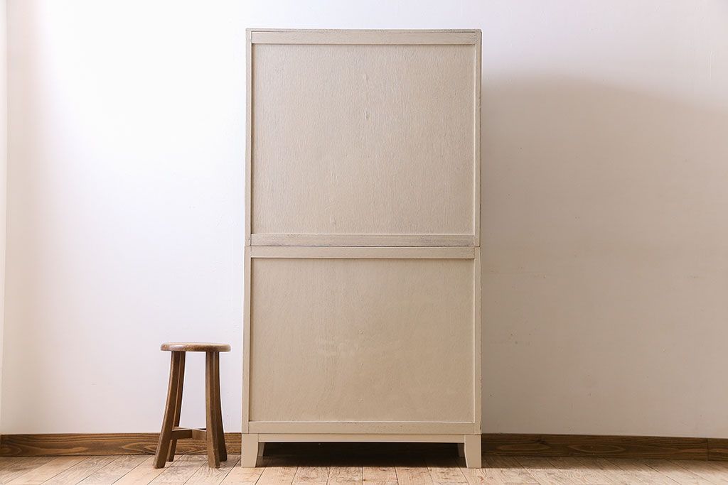 アンティーク家具　アンティークペイント　脚付き!モールガラス引き戸の食器棚