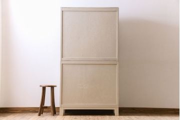 アンティーク家具　アンティークペイント　脚付き!モールガラス引き戸の食器棚