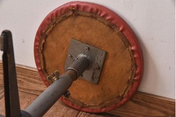 ヴィンテージ家具　イギリスビンテージ　当時物合皮のシャビーな回転椅子(スツール)(1)