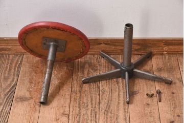 ヴィンテージ家具　イギリスビンテージ　当時物合皮のシャビーな回転椅子(スツール)(1)