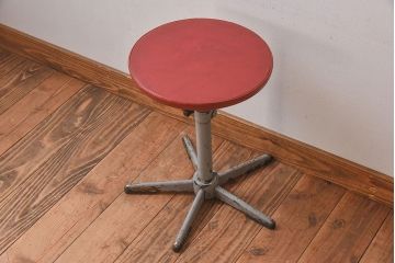 ヴィンテージ家具　イギリスビンテージ　当時物合皮のシャビーな回転椅子(スツール、イス、チェア)(3)