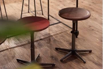 ヴィンテージ家具　イギリスビンテージ　当時物合皮のシャビーな回転椅子(スツール)(2)