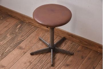 ヴィンテージ家具　イギリスビンテージ　当時物合皮のシャビーな回転椅子(スツール)(2)