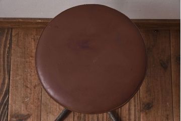ヴィンテージ家具　イギリスビンテージ　当時物合皮のシャビーな回転椅子(スツール)(2)
