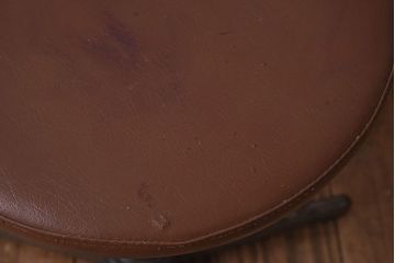 ヴィンテージ家具　イギリスビンテージ　当時物合皮のシャビーな回転椅子(スツール)(2)