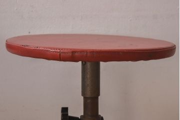 ヴィンテージ家具　イギリスビンテージ　当時物合皮のシャビーな回転椅子2脚セット(スツール、イス、チェア)