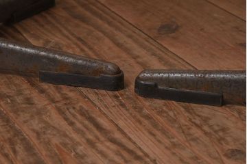 ヴィンテージ家具　イギリスビンテージ　当時物合皮のシャビーな回転椅子2脚セット(スツール、イス、チェア)