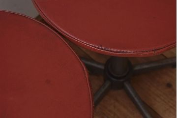 ヴィンテージ家具　イギリスビンテージ　当時物合皮のシャビーな回転椅子2脚セット(スツール、イス、チェア)