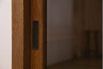 アンティーク家具　和製アンティーク　オーク材製!四枚引き戸のシンプルなガラス戸棚(収納棚・サイドボード)