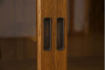 アンティーク家具　和製アンティーク　オーク材製!四枚引き戸のシンプルなガラス戸棚(収納棚・サイドボード)
