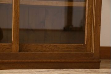 アンティーク家具　和製アンティーク　オーク材製!四枚引き戸のシンプルなガラス戸棚(収納棚・サイドボード)