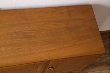 ヴィンテージ家具　ERCOL(アーコール)　イギリスビンテージ　シンプルなサイドボード(サイドキャビネット)