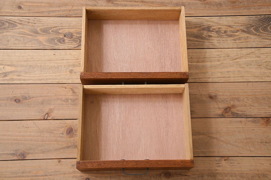 レトロ家具　昭和レトロ　クリアガラスとダイヤガラスのお洒落なアンティークペイント本箱(ブックケース)