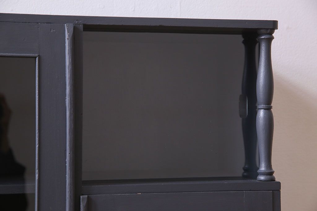 レトロ家具　昭和レトロ　クリアガラスとダイヤガラスのお洒落なアンティークペイント本箱(ブックケース)