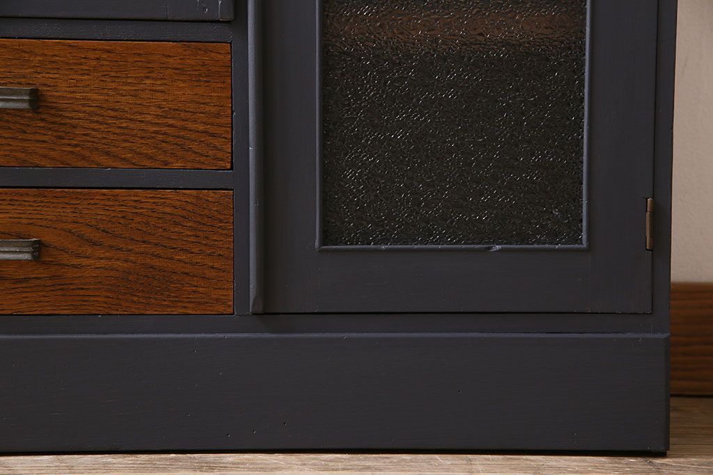 レトロ家具　昭和レトロ　クリアガラスとダイヤガラスのお洒落なアンティークペイント本箱(ブックケース)