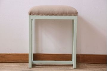 アンティーク家具　ナチュラルカラーのペイントが愛らしい　アンティーク角スツール(椅子、チェア)