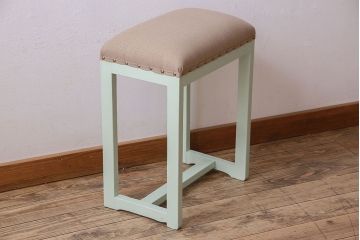 アンティーク家具　ナチュラルカラーのペイントが愛らしい　アンティーク角スツール(椅子、チェア)
