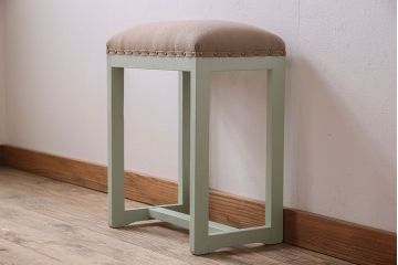 アンティーク家具　ナチュラルカラーのペイントが愛らしい　アンティーク角スツール(椅子、チェア)