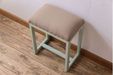 アンティーク家具　ナチュラルカラーのペイントが愛らしい　アンティーク角スツール(椅子、チェア)