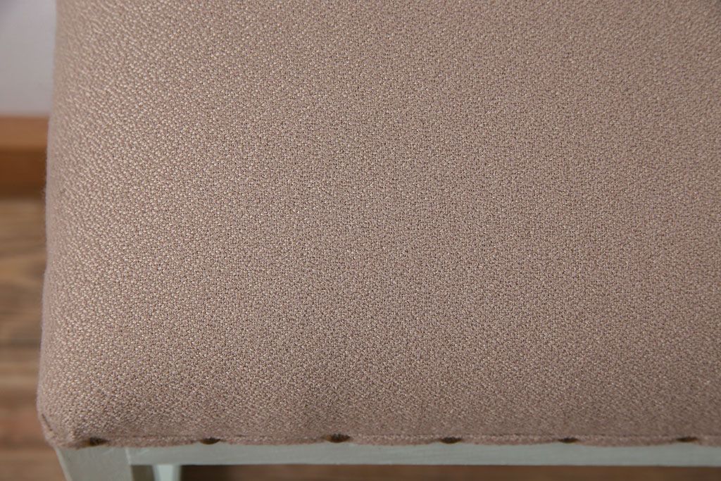 アンティーク家具　ナチュラルカラーのペイントが愛らしい　アンティーク角スツール(椅子、チェア)