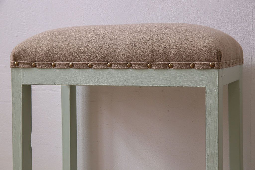 アンティーク家具　ナチュラルカラーのペイントが愛らしい　アンティーク角スツール(椅子、チェア)