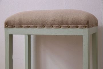 アンティーク家具　ナチュラルカラーのペイントが愛らしい　アンティーク角スツール(椅子、チェア)