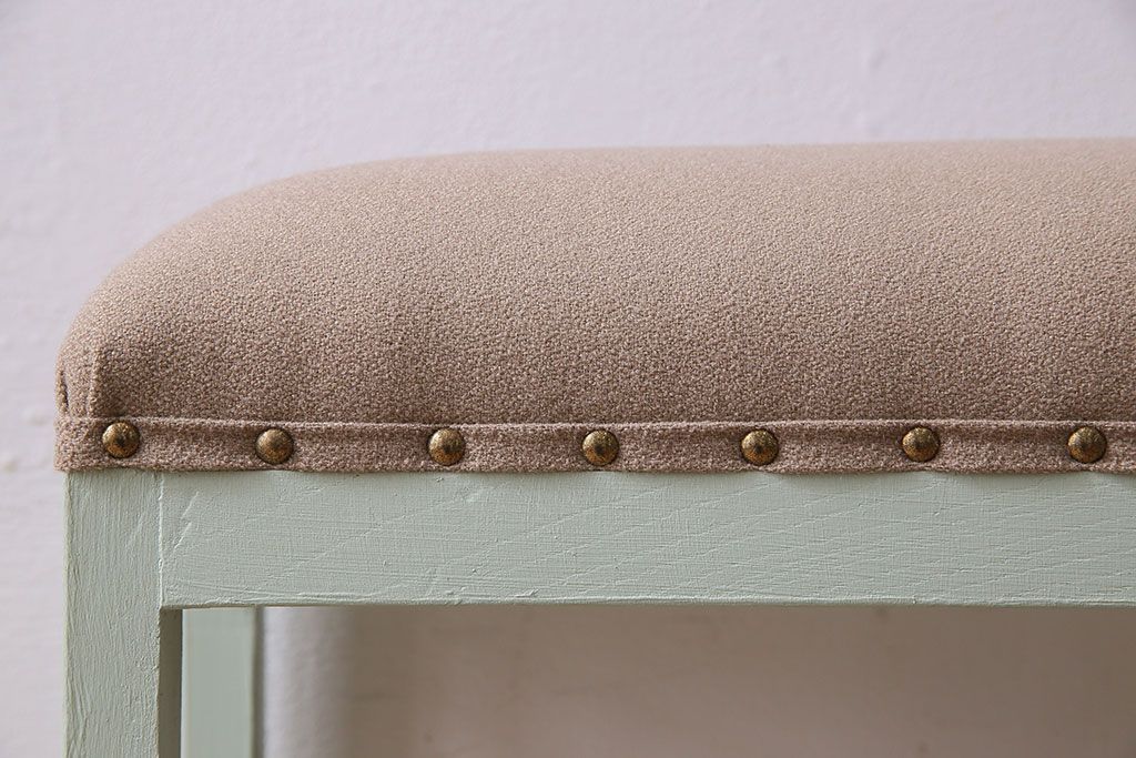 アンティーク家具　ナチュラルカラーのペイントが愛らしい　アンティーク角スツール(椅子、チェア)