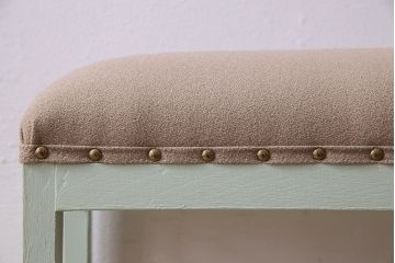 アンティーク家具　ナチュラルカラーのペイントが愛らしい　アンティーク角スツール(椅子、チェア)