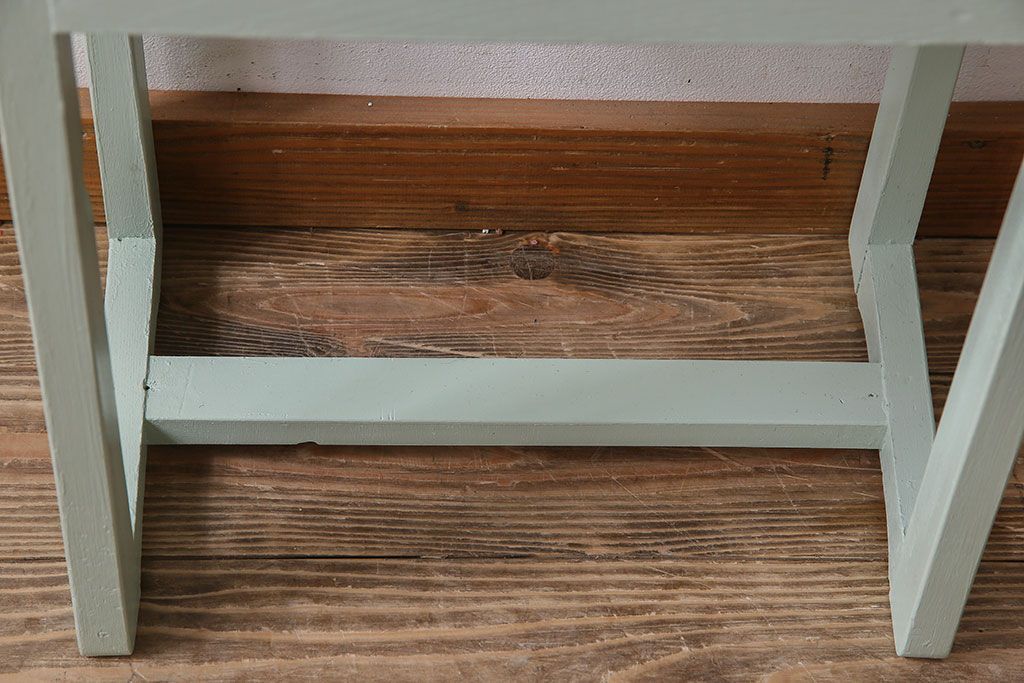 アンティーク家具　ナチュラルカラーのペイントが愛らしい　アンティーク角スツール(椅子、チェア)