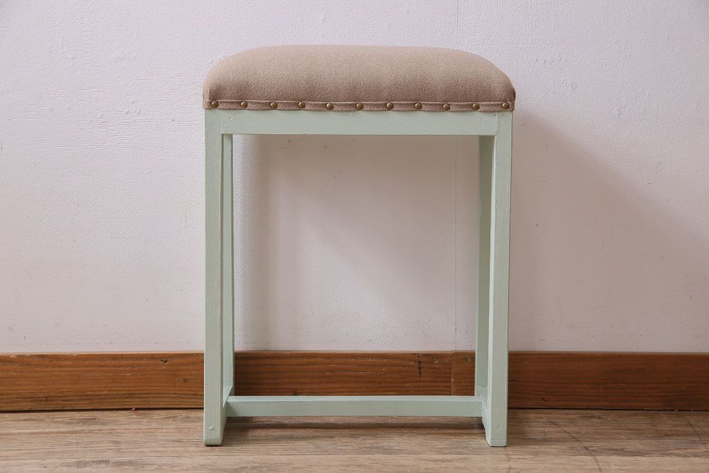 アンティーク家具　ナチュラルカラーのペイントが愛らしい　アンティーク角スツール(椅子、チェア)