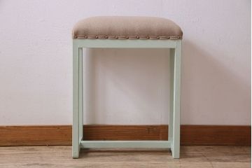 アンティーク家具　ナチュラルカラーのペイントが愛らしい　アンティーク角スツール(椅子、チェア)