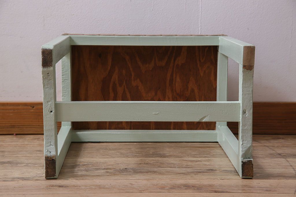 アンティーク家具　ナチュラルカラーのペイントが愛らしい　アンティーク角スツール(椅子、チェア)