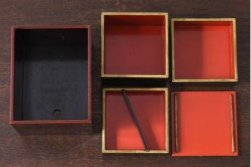 アンティーク雑貨　漆器 沈金 ミニ重箱(外箱・蓋付き)