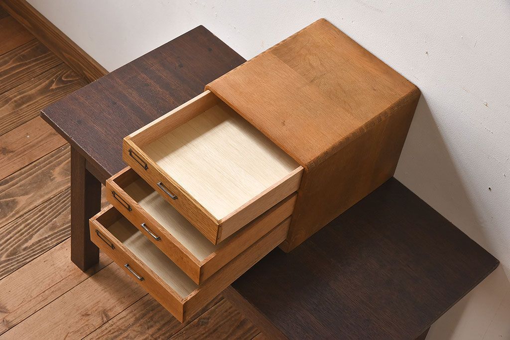 アンティーク家具　ネームプレート付き!ナラ材製の小さなアンティーク小引き出し