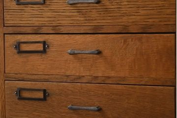 アンティーク家具　ネームプレート付き!ナラ材製の小さなアンティーク小引き出し