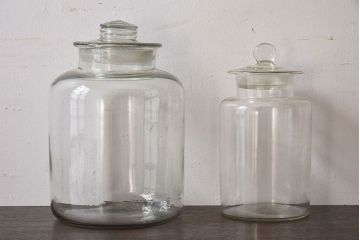 アンティーク雑貨　昭和レトロ　アンティークの蓋付きガラス瓶大小2個セット
