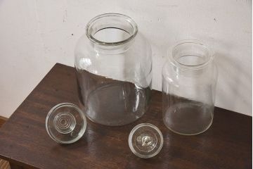 アンティーク雑貨　昭和レトロ　アンティークの蓋付きガラス瓶大小2個セット