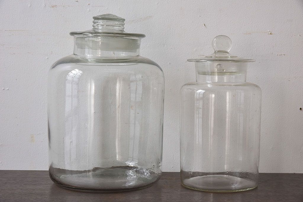アンティーク雑貨　昭和レトロ　アンティークの蓋付きガラス瓶大小2個セット
