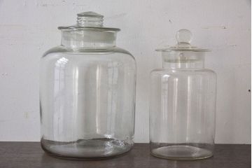 アンティーク雑貨　昭和レトロ　アンティークの蓋付きガラス瓶大小2個セット