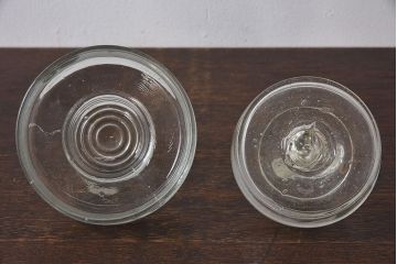 アンティーク雑貨　昭和レトロ　アンティークの蓋付きガラス瓶大小2個セット