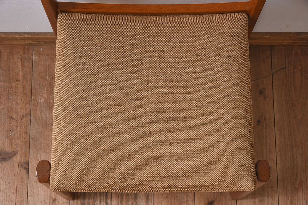 北欧家具　フィンランドASKO製 チーク材のナチュラルなダイニングチェア(クッション座面チェア)