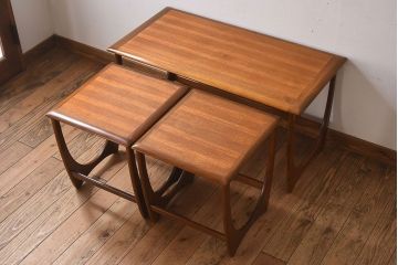 ヴィンテージ家具　北欧ビンテージ　G-PLAN(ジープラン)　チーク材　洗練されたデザインがおしゃれなネストテーブル(1)