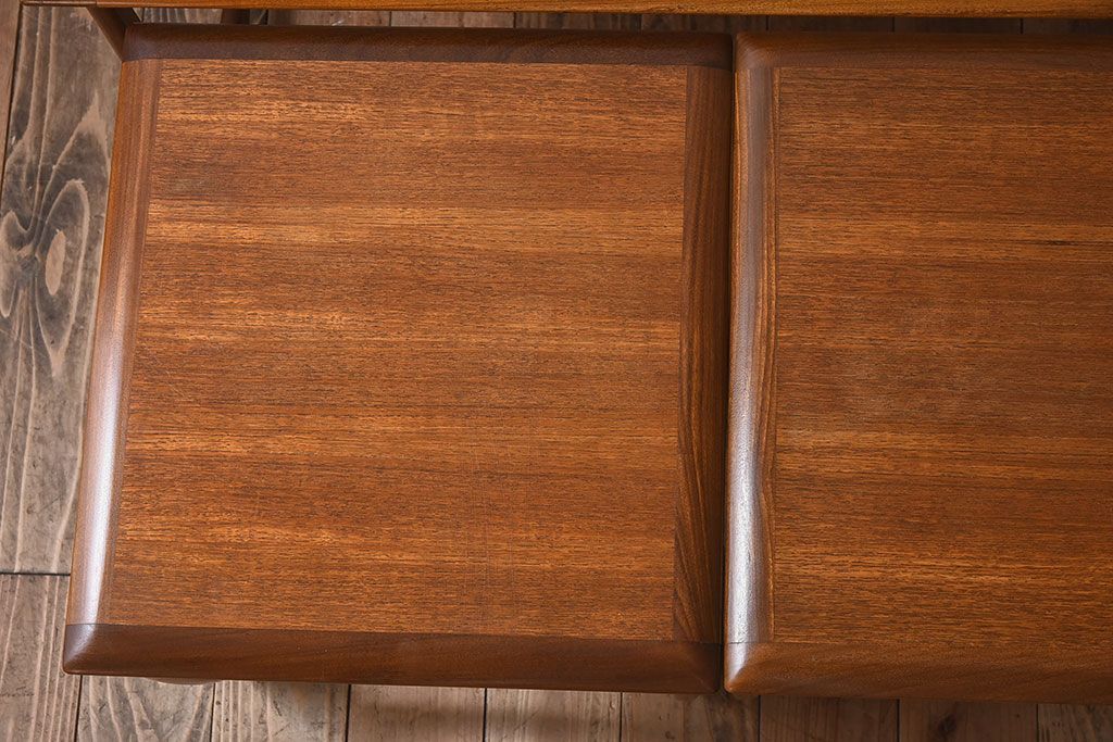 ヴィンテージ家具　北欧ビンテージ　G-PLAN(ジープラン)　チーク材　洗練されたデザインがおしゃれなネストテーブル(1)