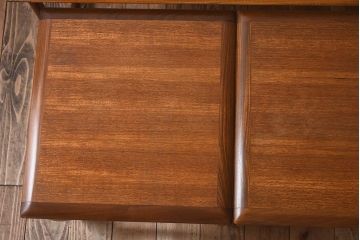 ヴィンテージ家具　北欧ビンテージ　G-PLAN(ジープラン)　チーク材　洗練されたデザインがおしゃれなネストテーブル(1)