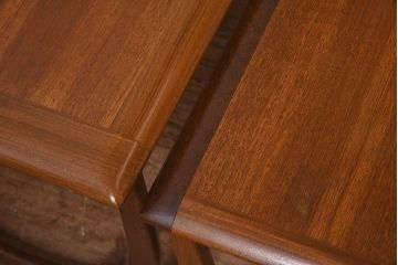 ヴィンテージ家具　北欧ビンテージ　G-PLAN(ジープラン)　チーク材　洗練されたデザインがおしゃれなネストテーブル(1)