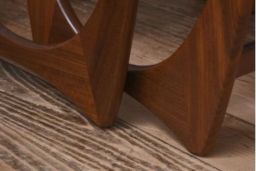 ヴィンテージ家具　北欧ビンテージ　G-PLAN(ジープラン)　チーク材　洗練されたデザインがおしゃれなネストテーブル(1)