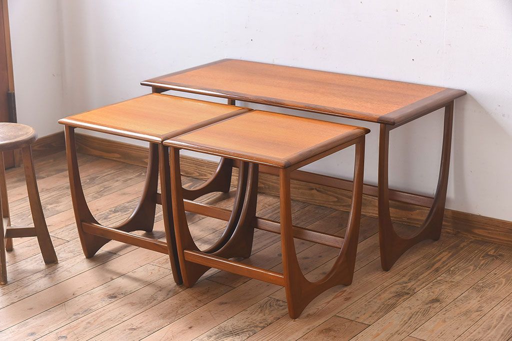 ヴィンテージ家具　北欧ビンテージ　G-PLAN(ジープラン)　チーク材　洗練されたデザインがおしゃれなネストテーブル(2)